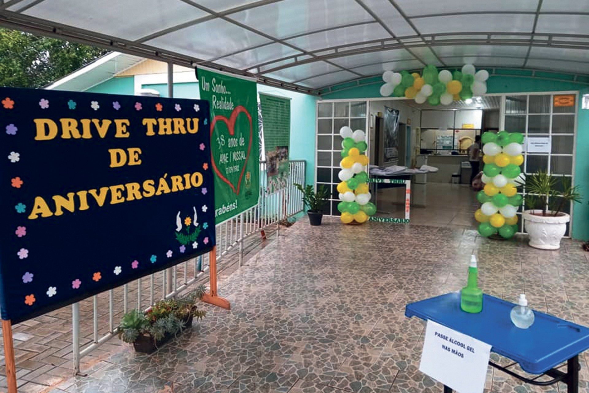 APAE de Missal realizou Drive Thru de Aniversário