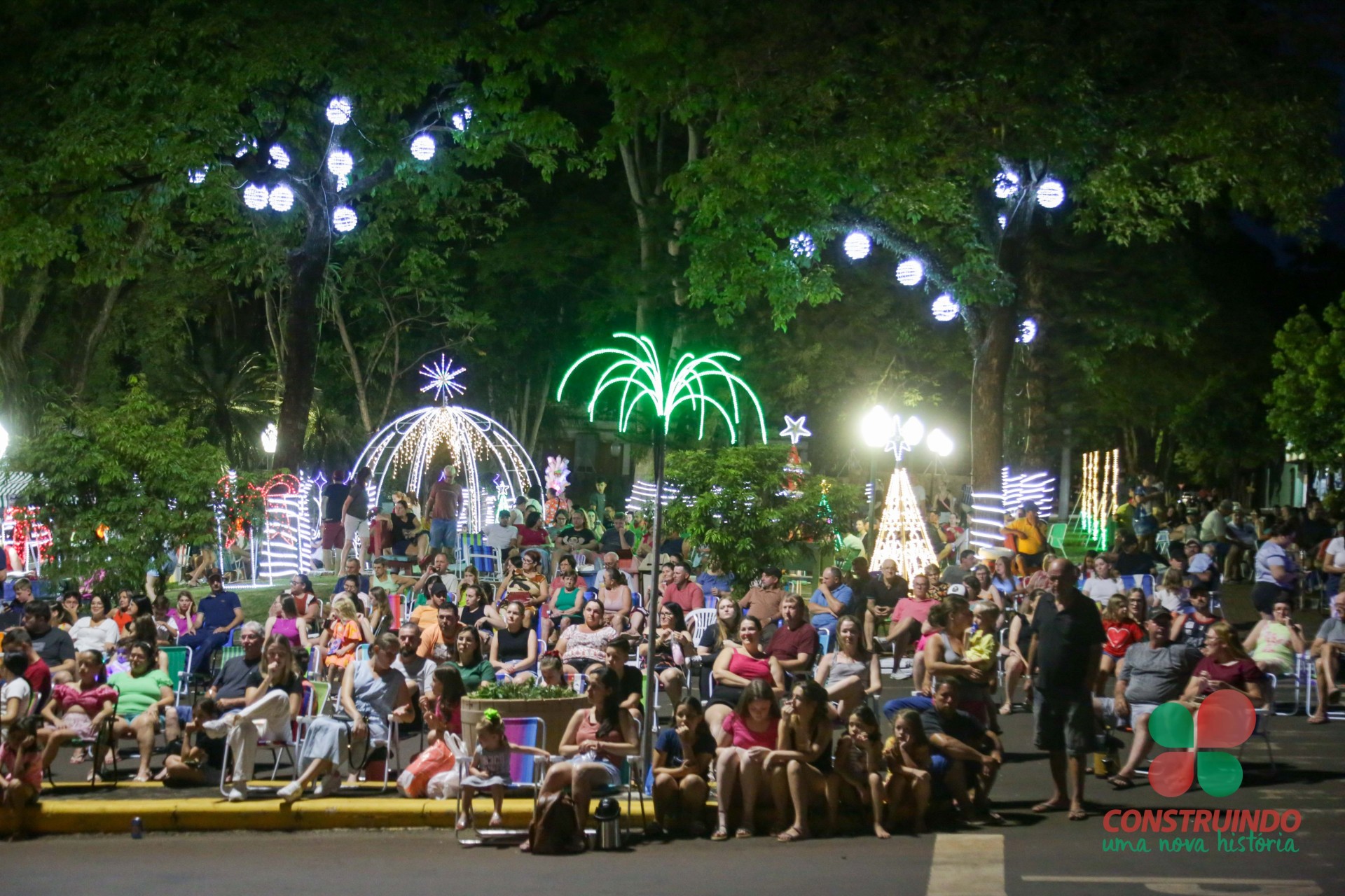 Acender das Luzes e Invasão dos Papais Noéis marcam abertura da Programação Natalina em Missal