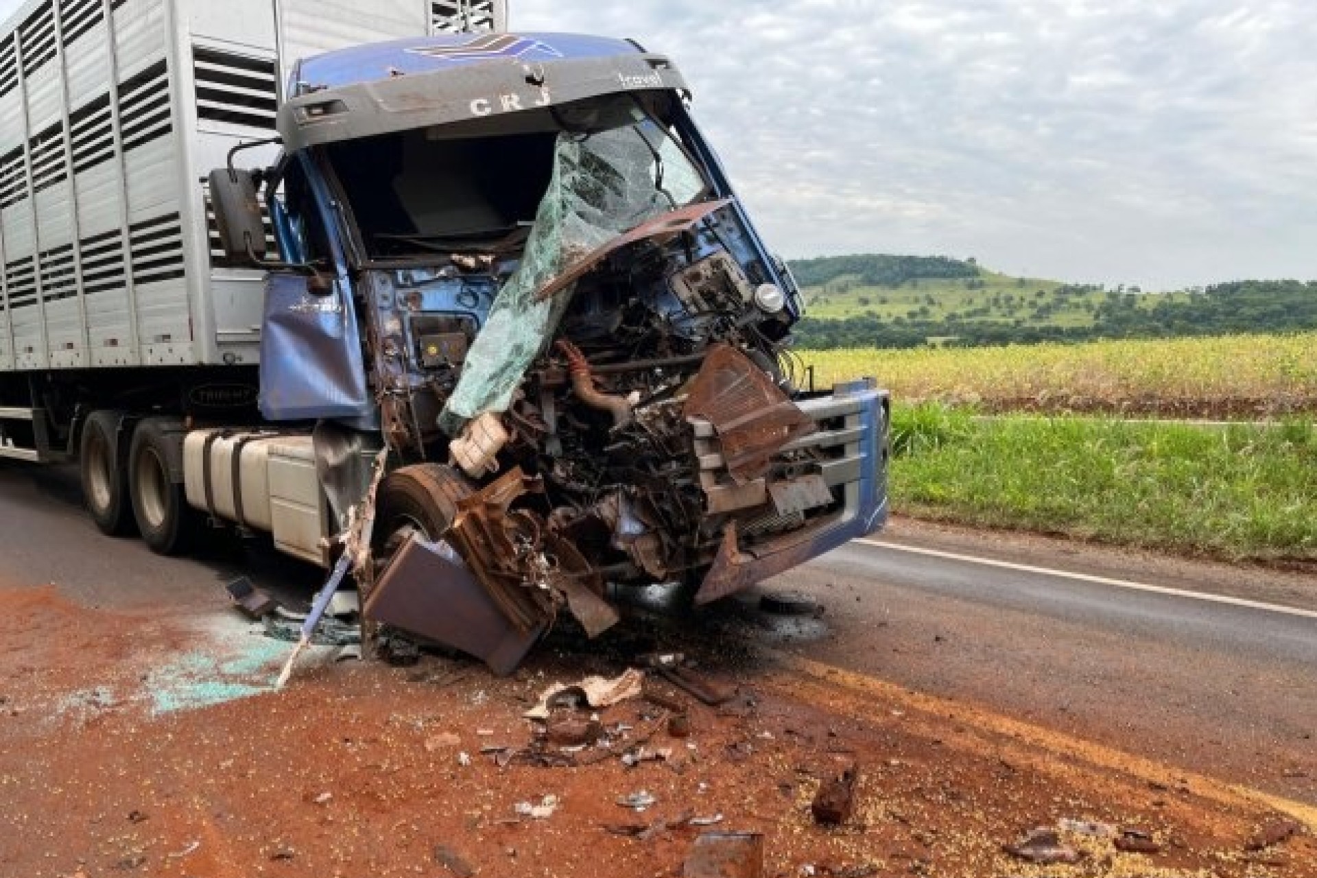 Acidente entre carretas bloqueia pista e espalha carga de milho na PR-317, em Santa Helena