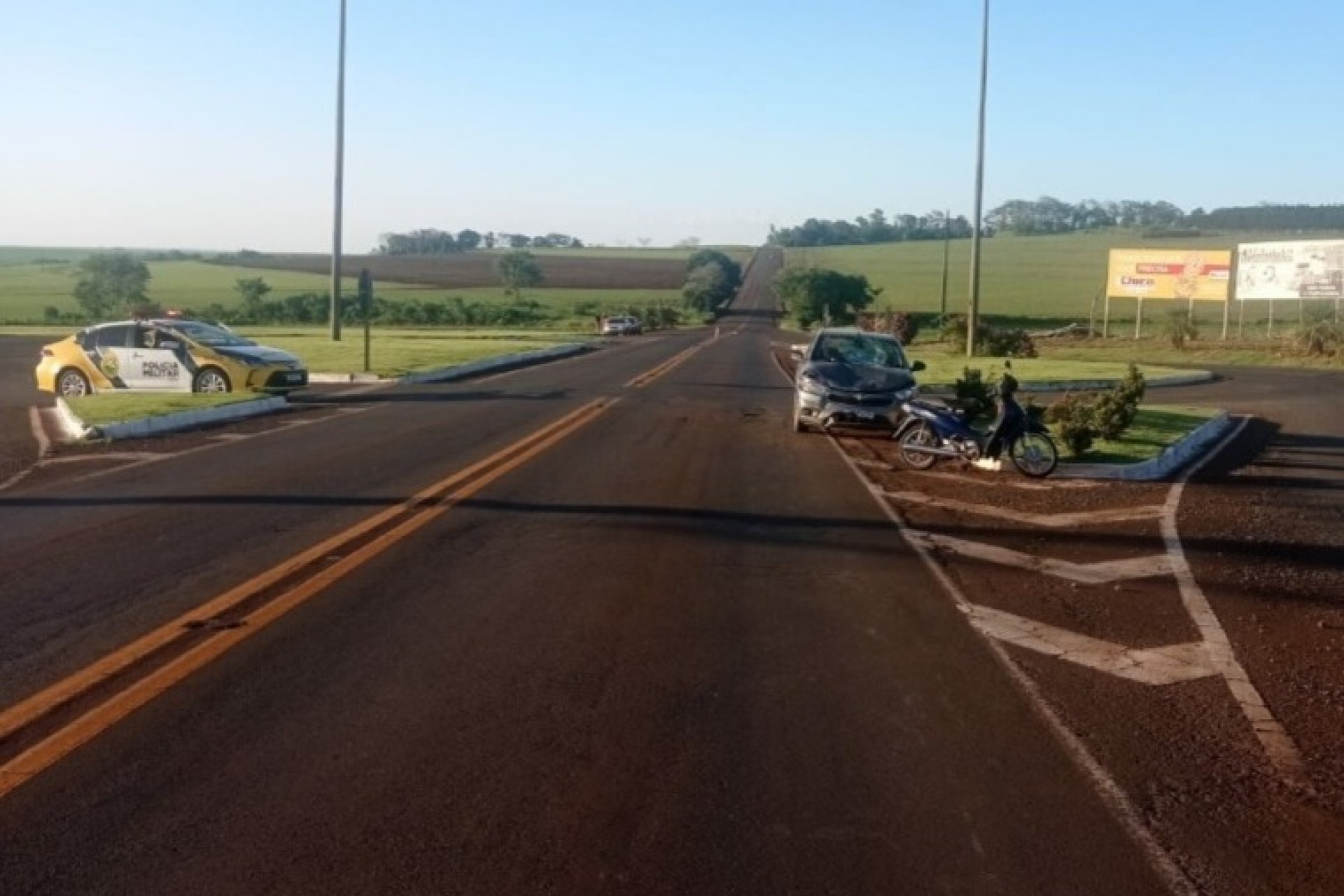 Acidente entre um veículo Onix e motocicleta Biz é registrado no trevo da PR 497 em Itaipulândia