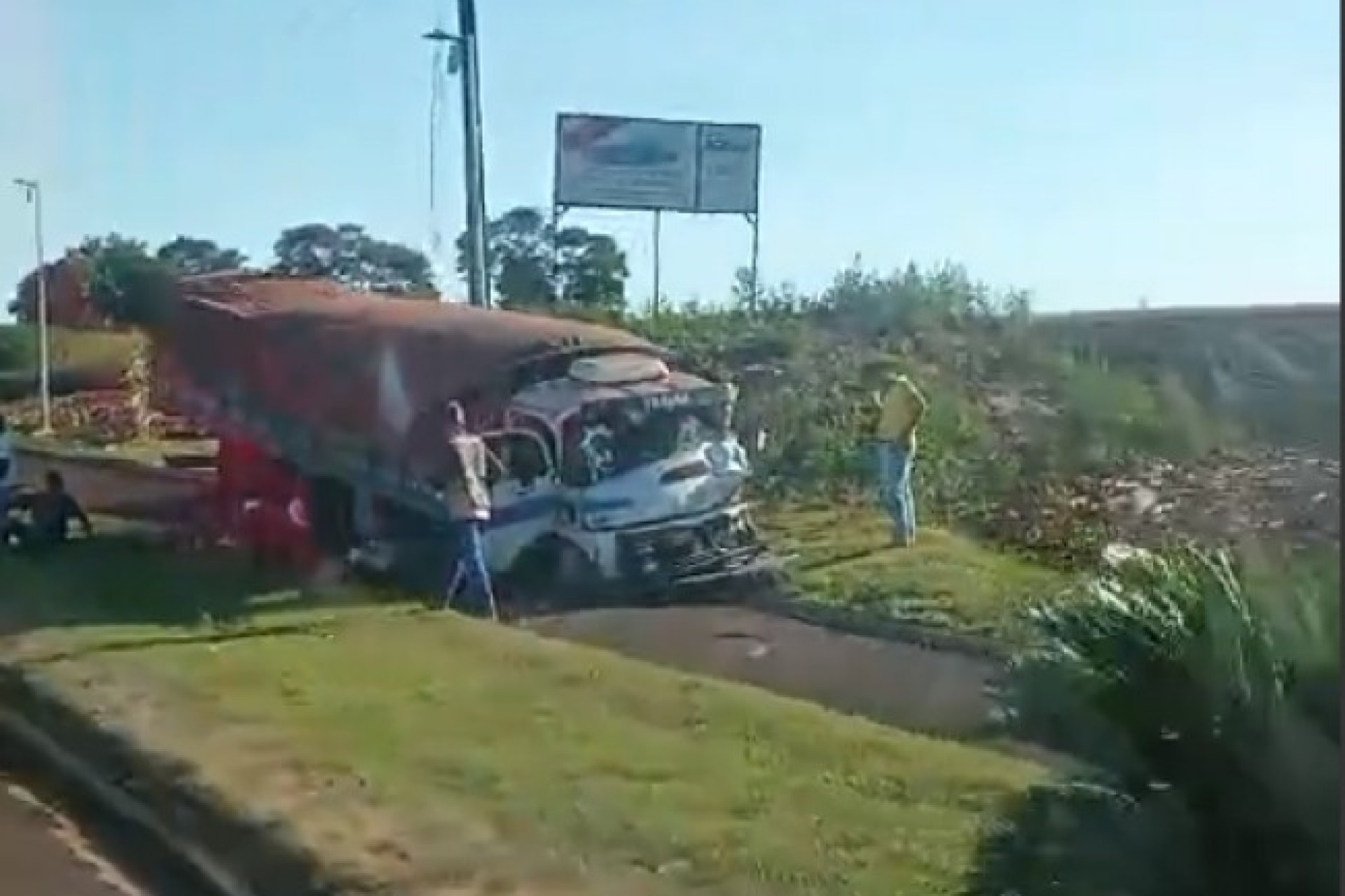 Acidente envolvendo dois caminhões é flagrado por condutores na PR-495