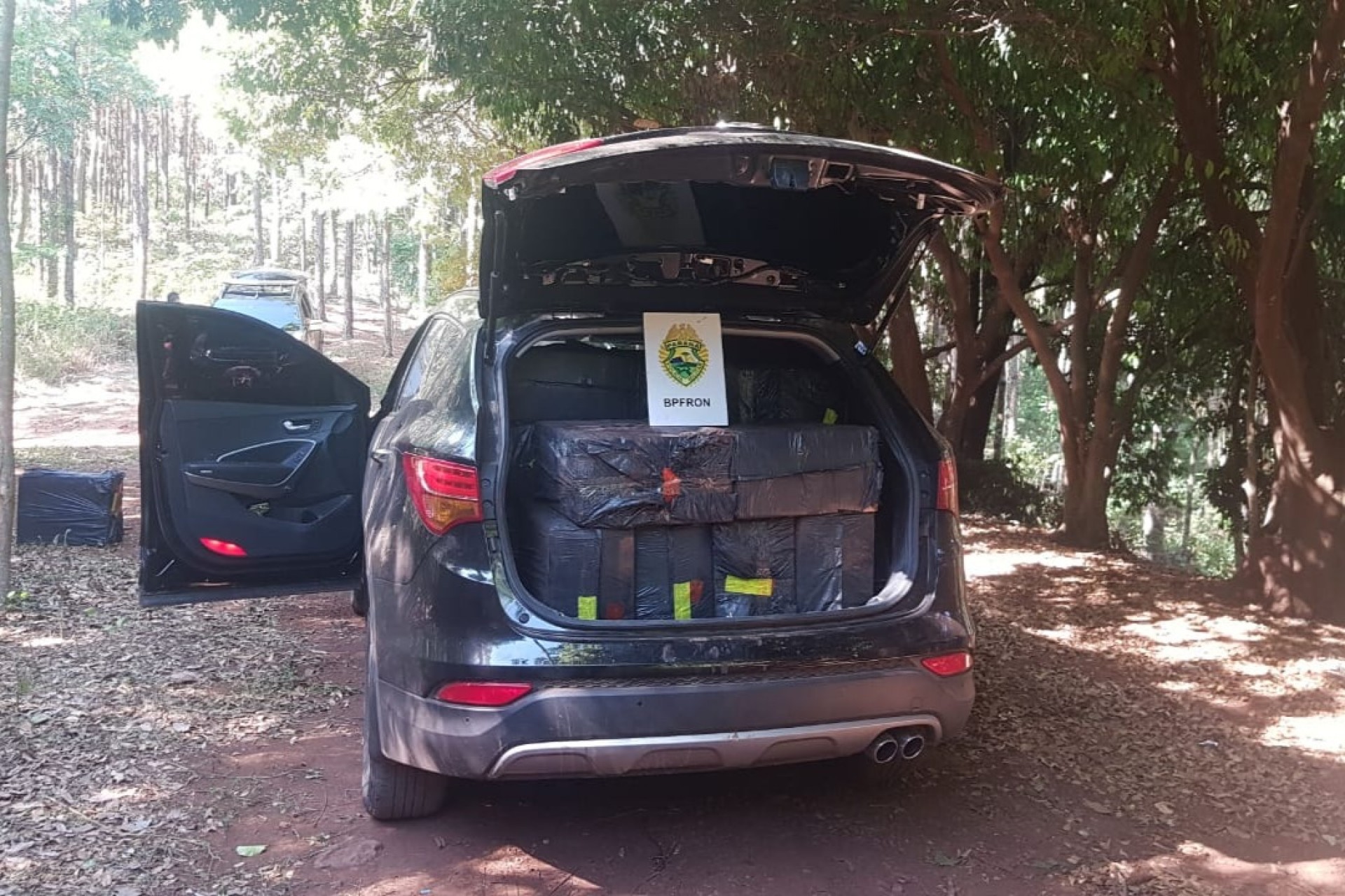 BPFRON prende um homem em Missal e apreende veículo com cigarros contrabandeados,