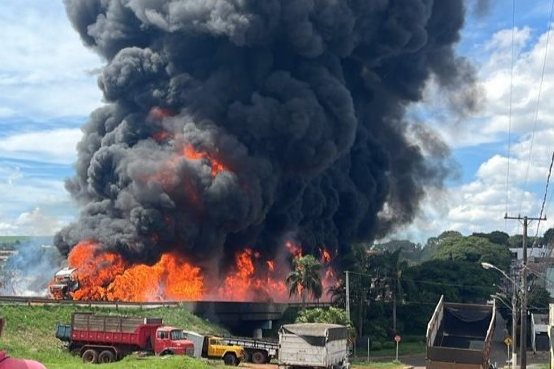 Caminhão-tanque explode em acidente e motorista salta de cabine em chamas no Paraná