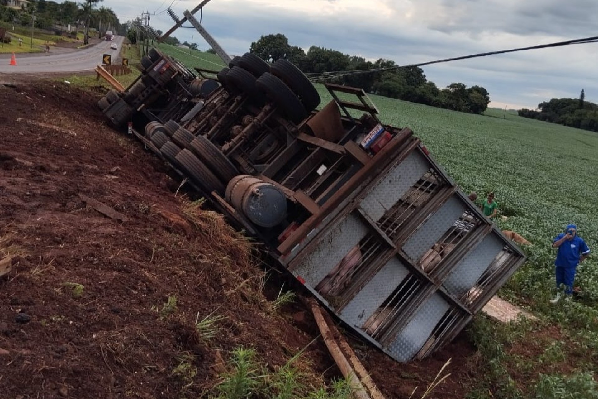 Caminhão tomba e deixa motorista ferido na PR-495 em Missal