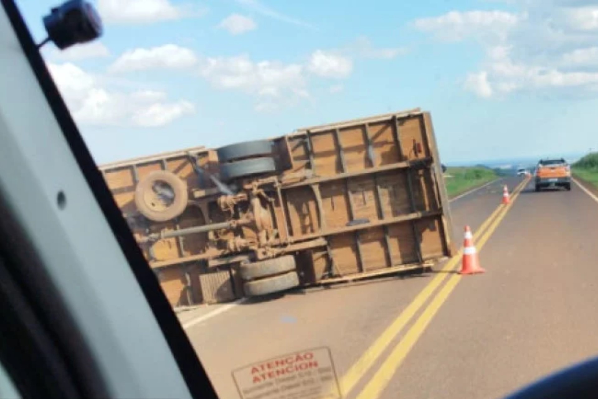 Caminhão tomba na PR-495; motorista sofre ferimentos leves