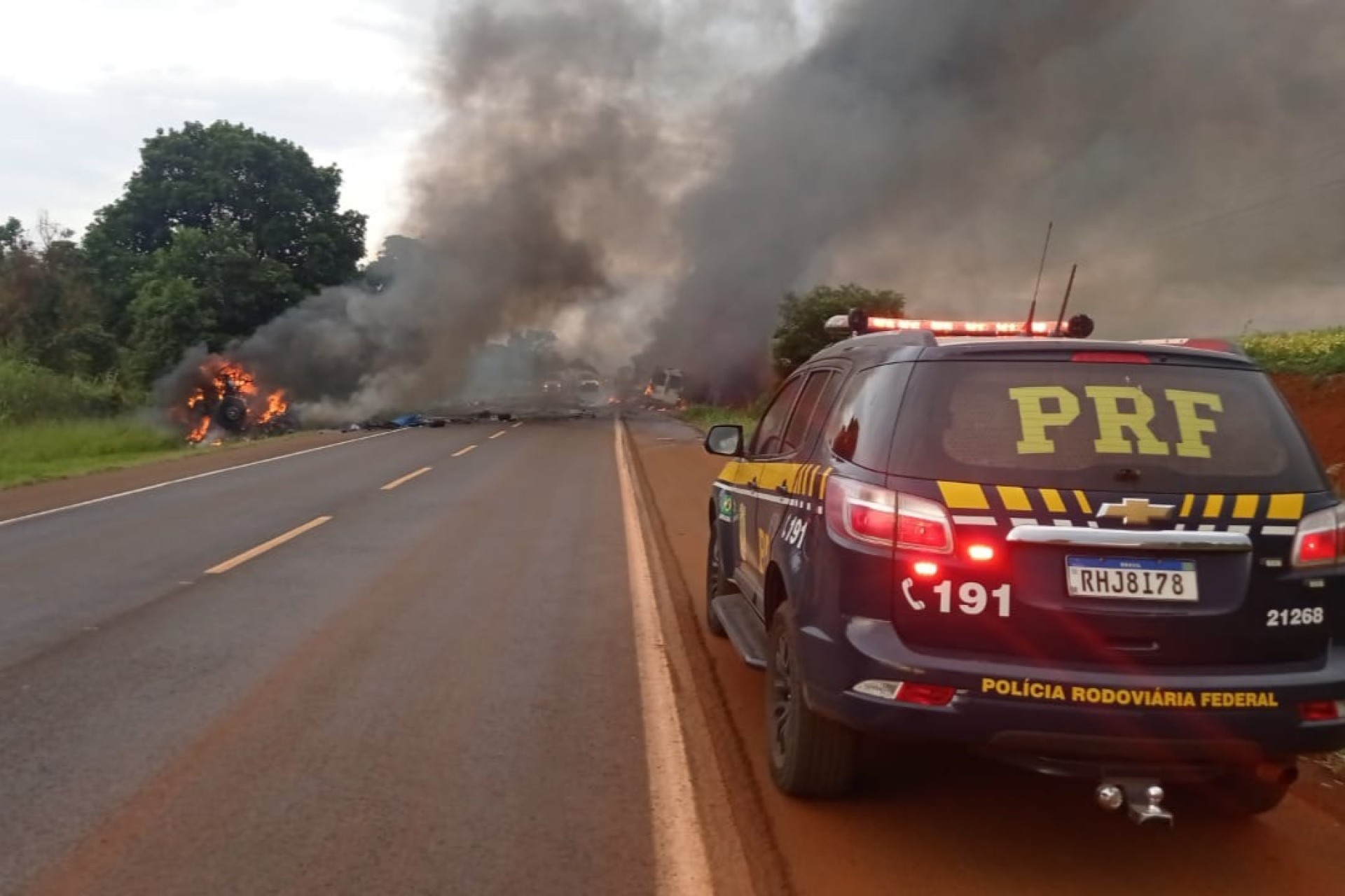 Caminhões e van pegam fogo em acidente na BR-369, no Paraná; vídeo