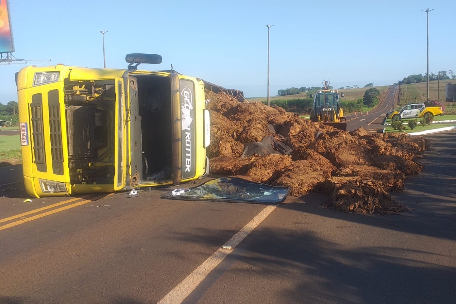 Carreta com placas de Santa Helena carregada de fumo tomba e interdita PR-497 em Itaipulândia