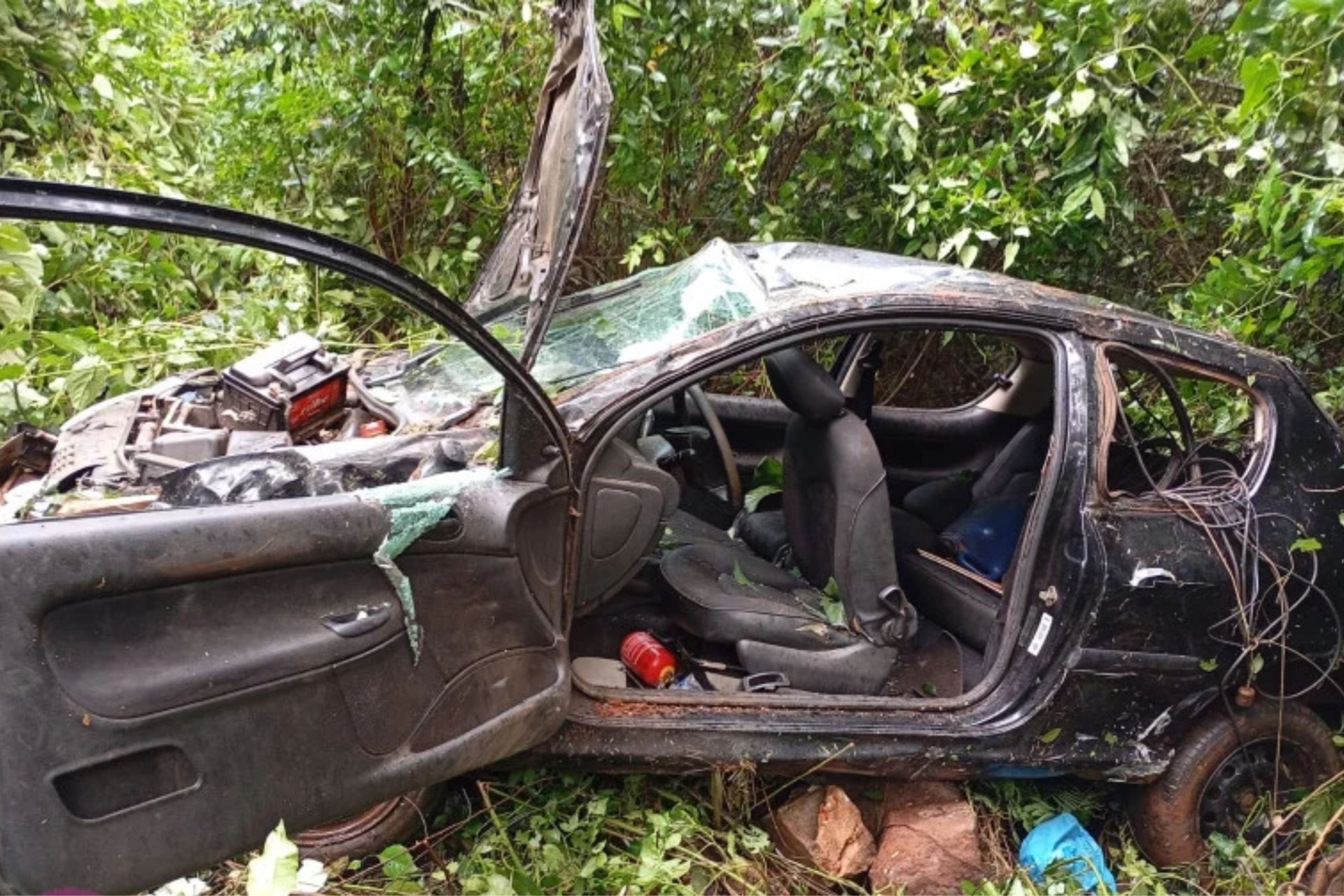 Carro desce ladeira em Matelândia e bombeiros de Medianeira auxiliam no resgate da condutora