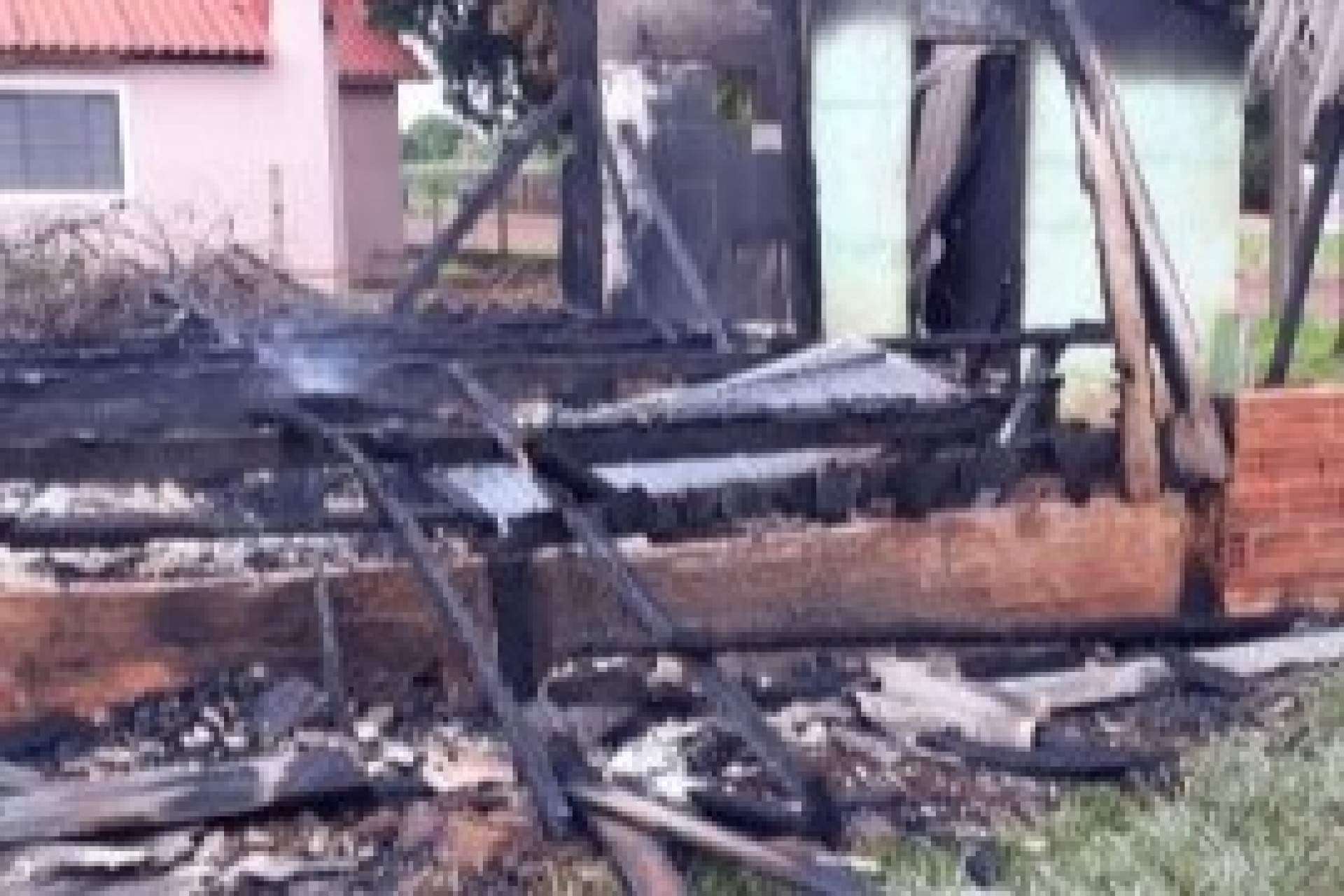 Casa fica destruída em incêndio no distrito de Santa Rosa do Ocoí em São Miguel