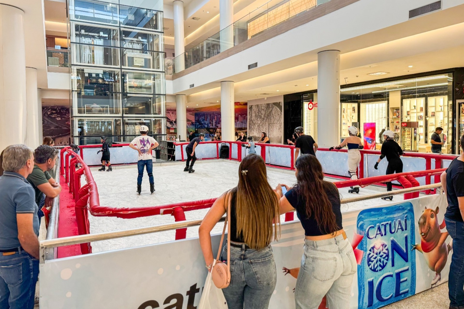 Catuaí Shopping Cascavel inaugura pista de patinação no gelo