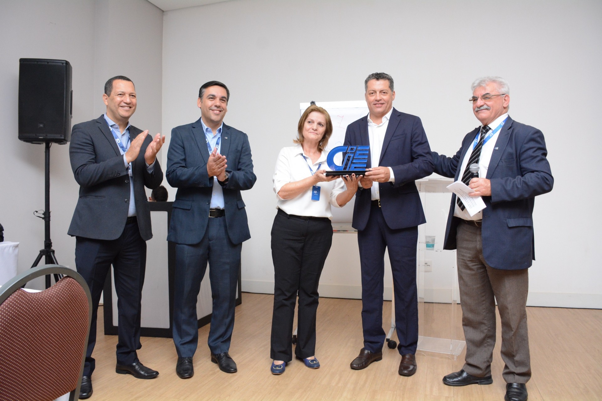 CIEE presta homenagem ao pró-reitor do Centro Universitário UDC