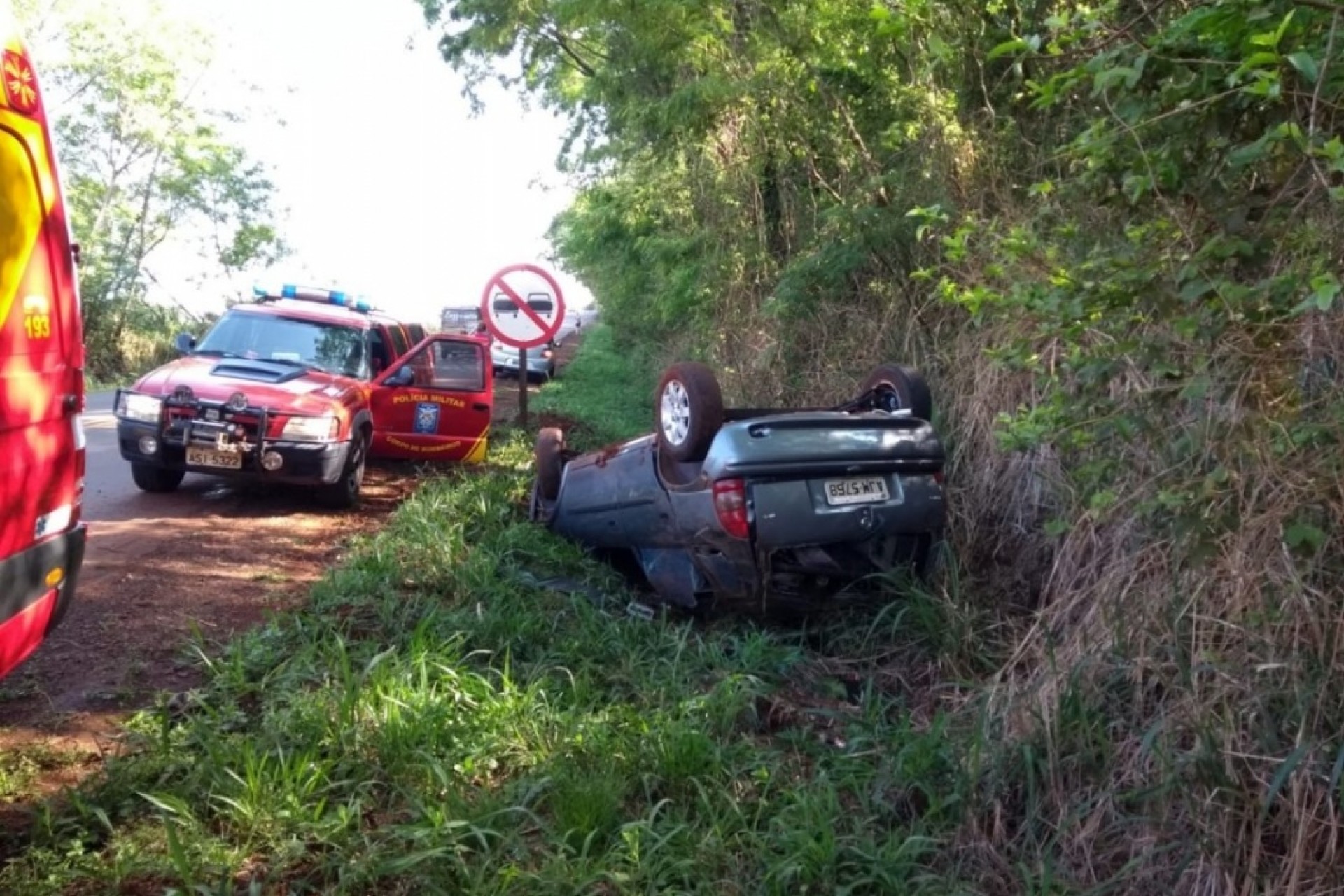 Condutor de veículo fica ferido após capotamento na PR 495