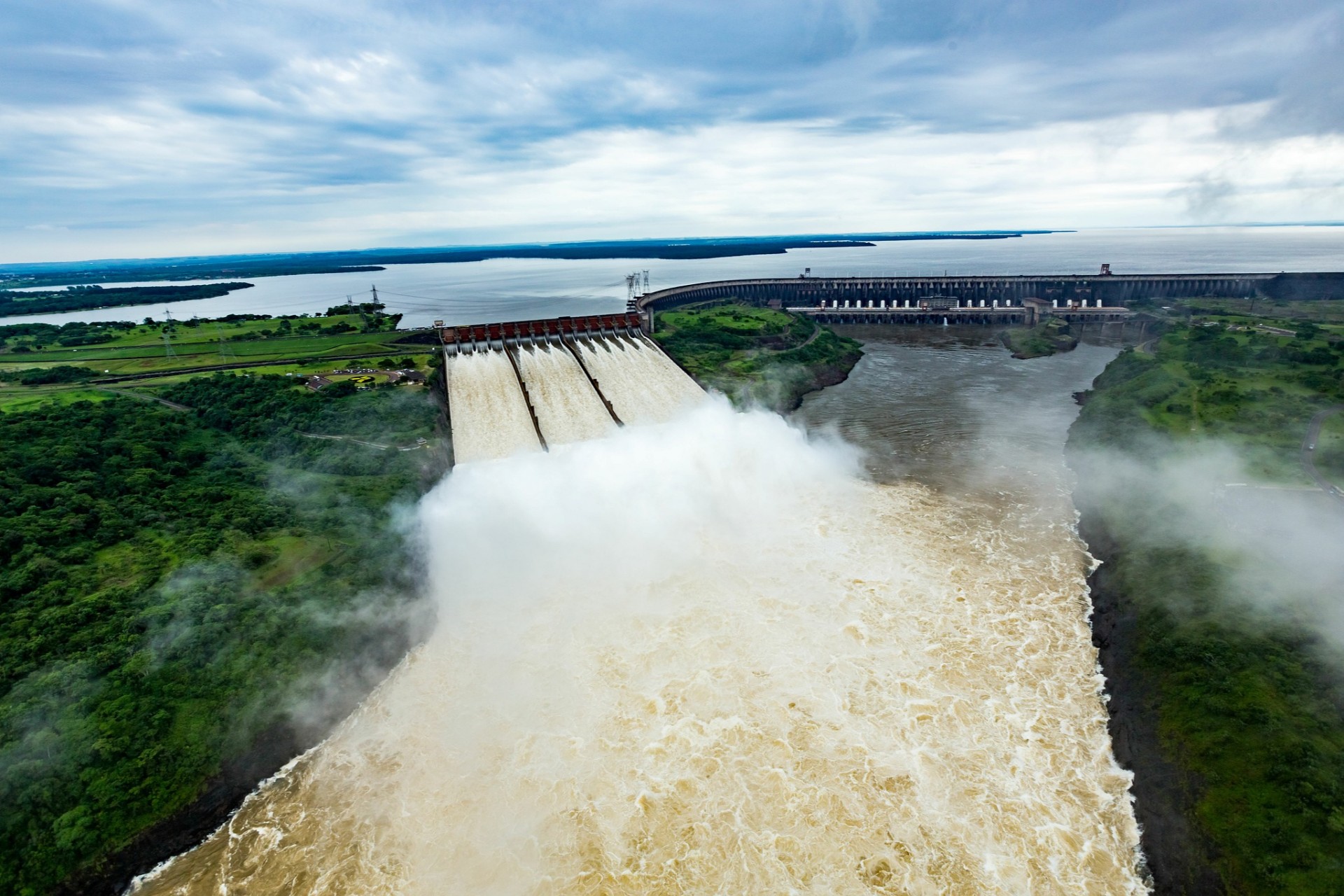 Diretor de Itaipu anuncia redução na tarifa, com alívio na conta de luz já em 2022