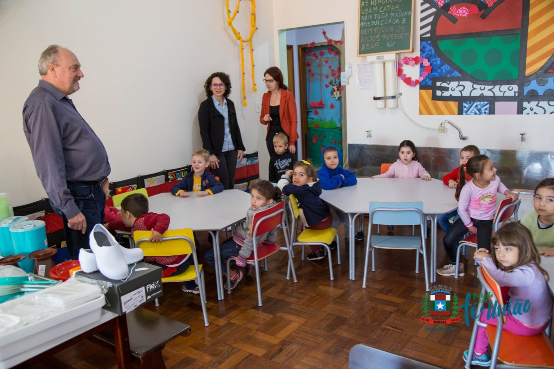 Escolas e CMEI’s de Missal recebem mobília e utensílios de cozinha