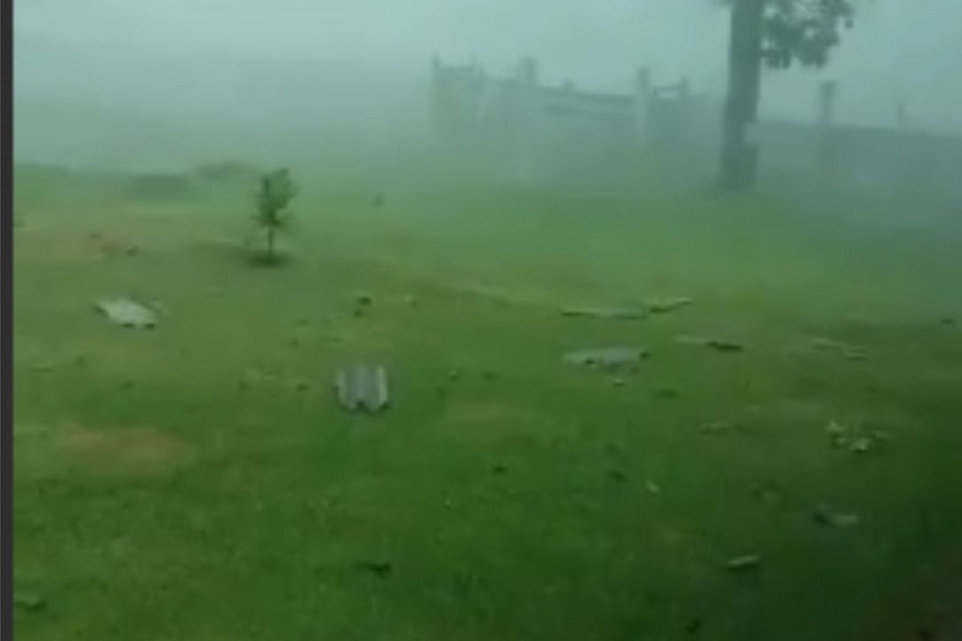 Forte temporal com chuva de granizo destelha casa e atinge lavoura de soja no interior de Toledo