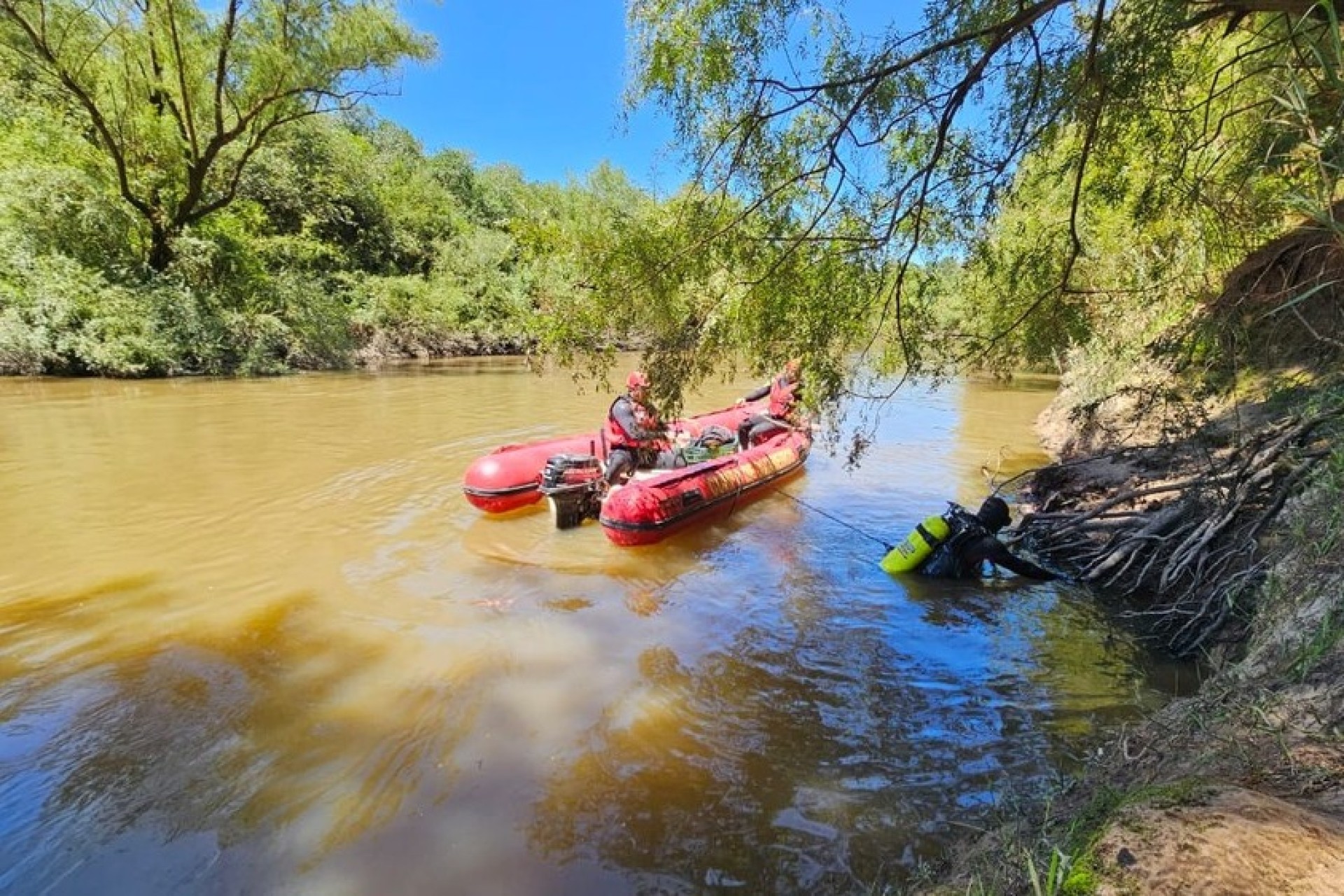 Homem desaparece após tentar atravessar rio nadando e se afogar no Paraná