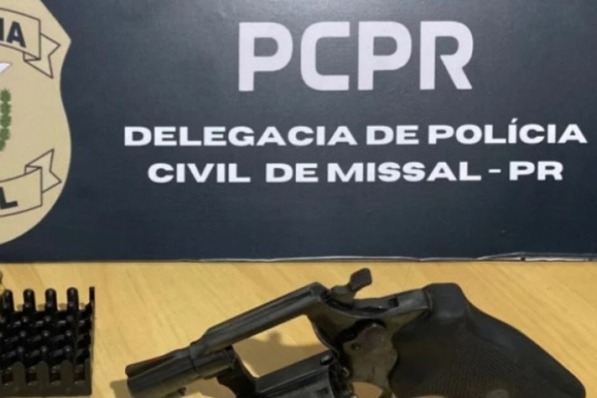 Homem é preso em flagrante por posse de arma durante cumprimento de mandado judicial em Missal