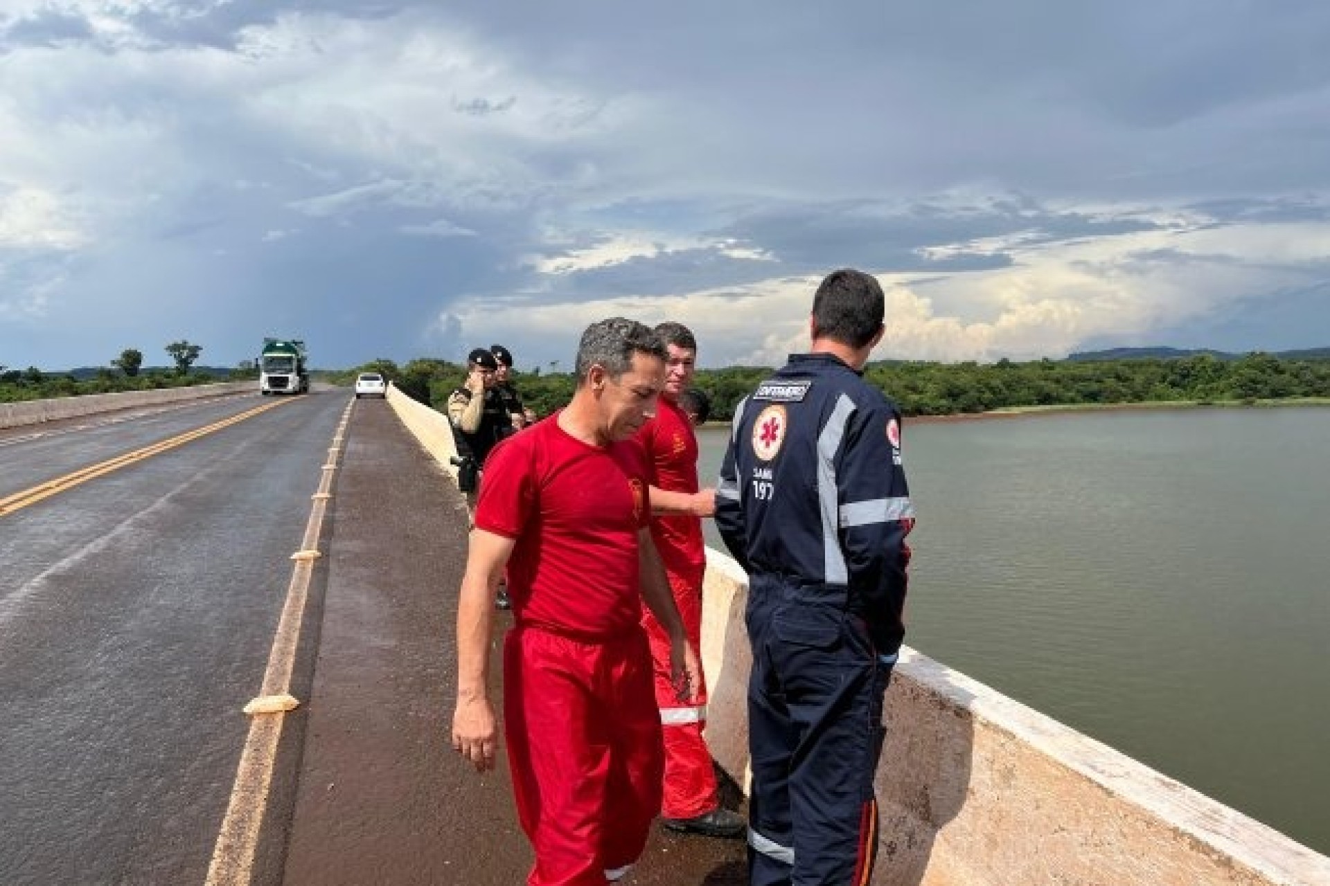 Homem se joga de ponte em Santa Helena e é resgatado pelas autoridades