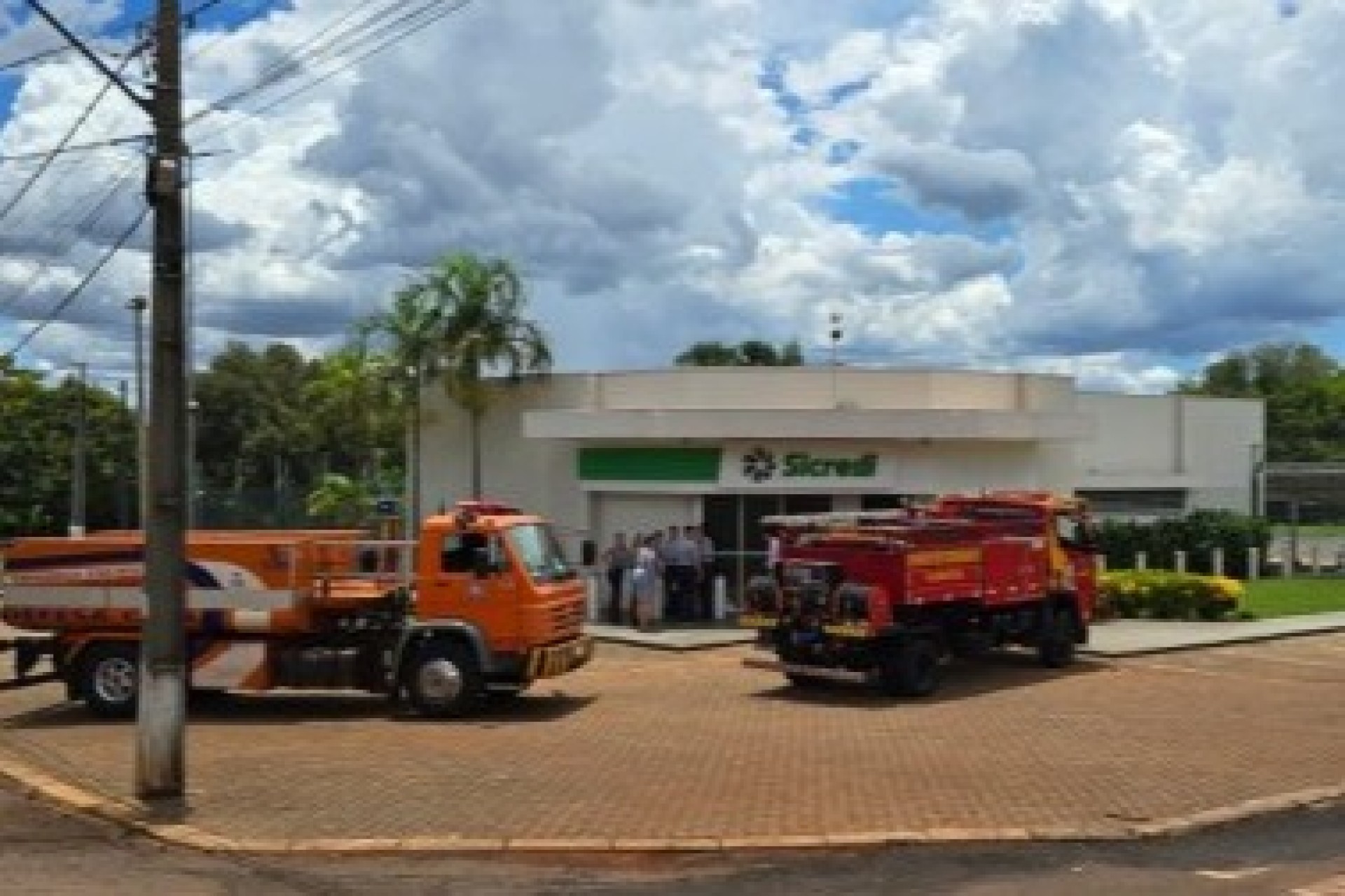 Incêndio atinge agência do Sicredi em distrito de Santa Helena e mobiliza equipes de emergência