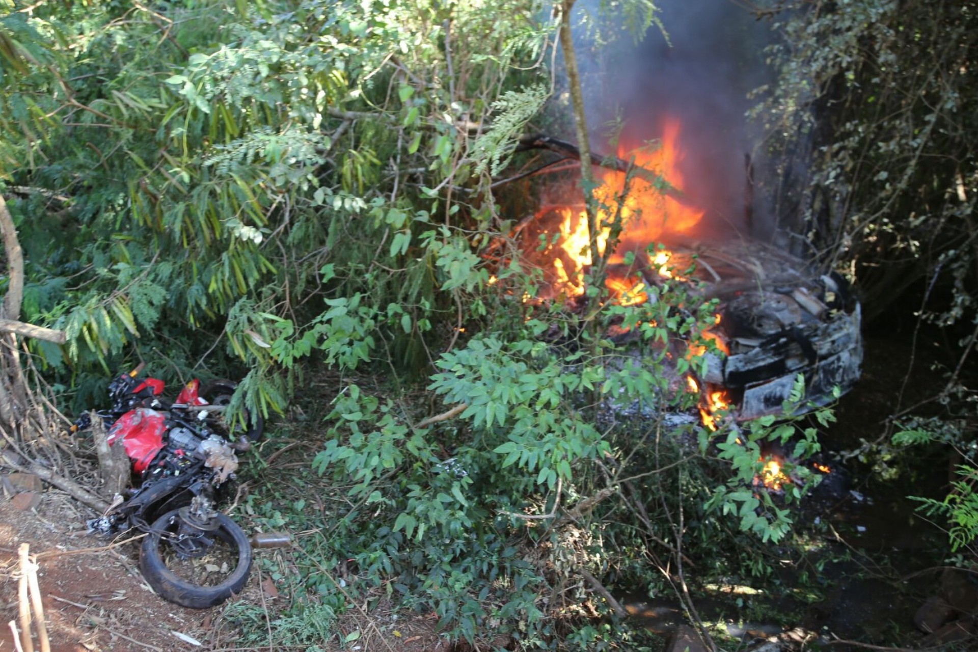 Incêndio destrói veículo envolvido no acidente com vítima fatal na noite de ontem