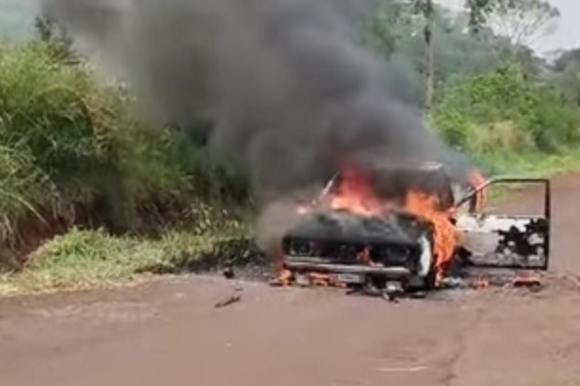 Missal: veículo é destruído em incêndio na entrada para a comunidade de São Pedro