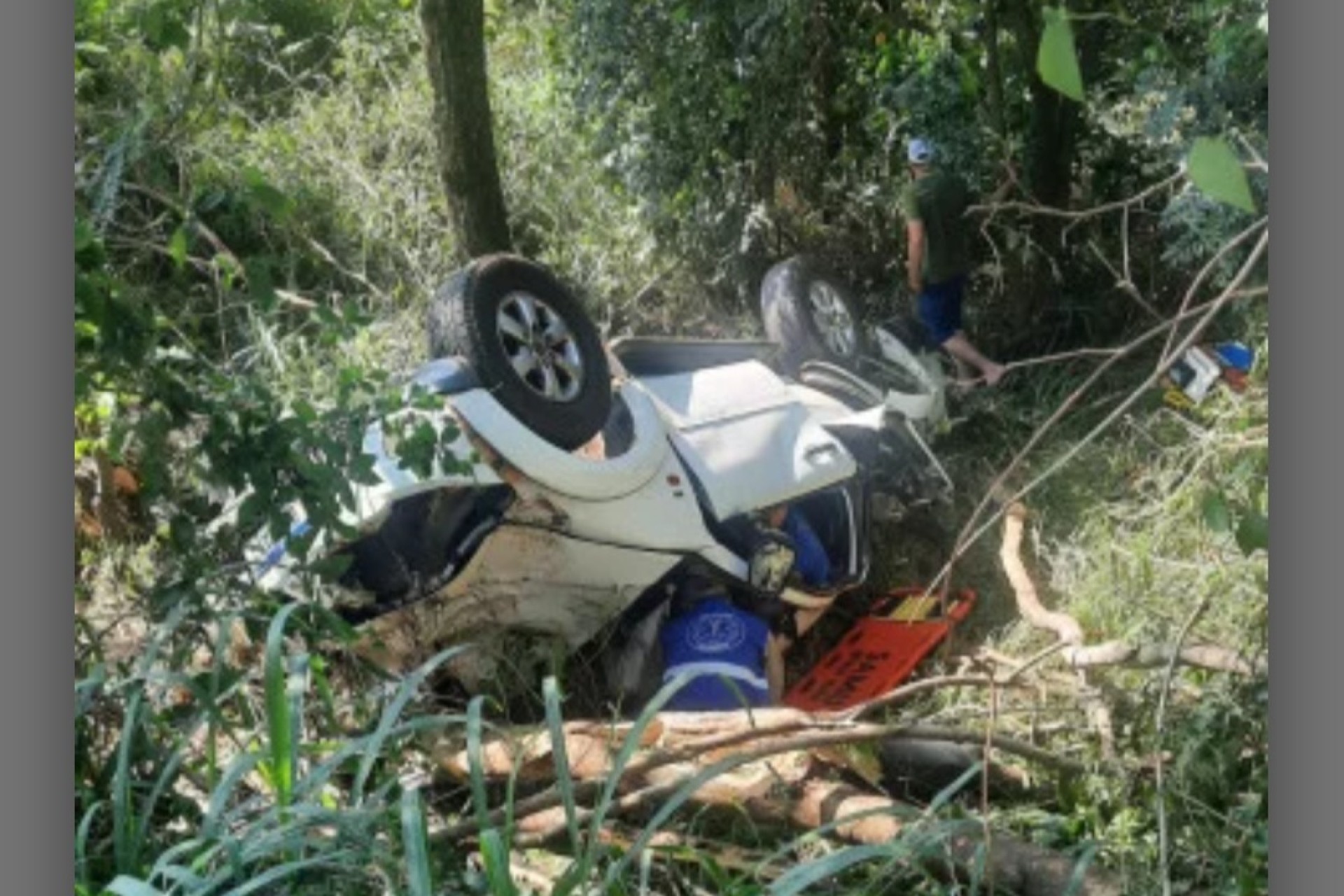 Missal/Medianeira: Duas pessoas ficam gravemente feridas após caminhonete cair em barranco na PR-495