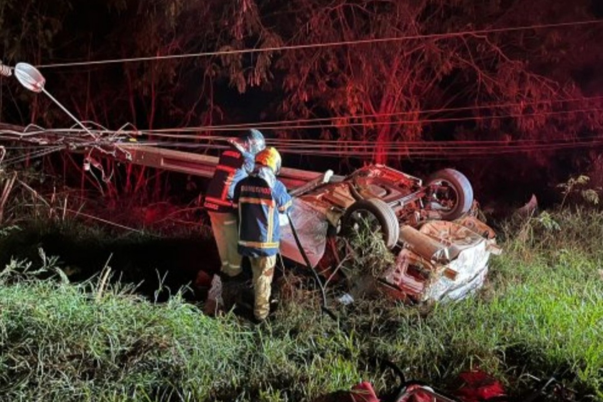 Morador de Moreninha morre após colidir veículo violentamente contra poste na PR-495