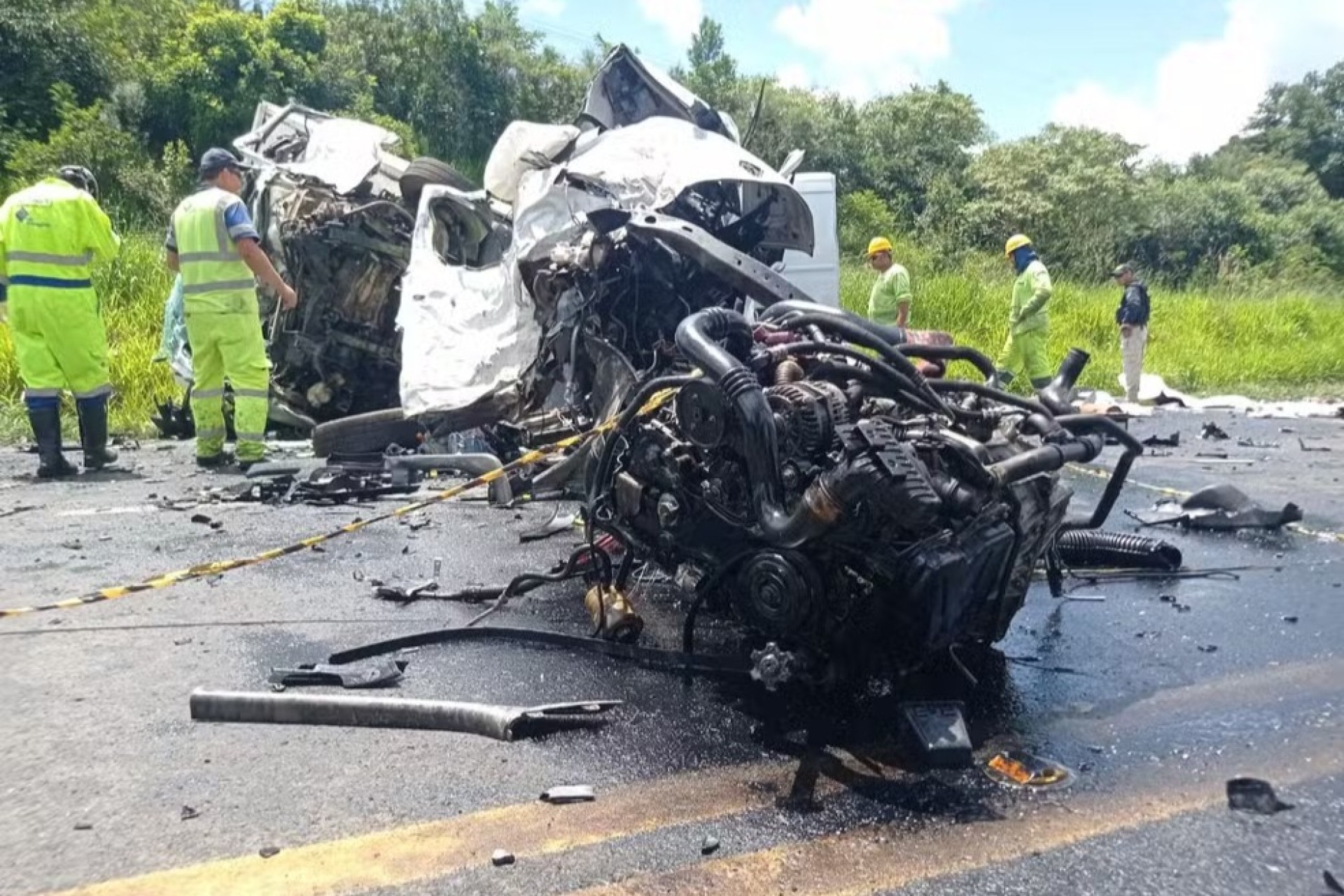 Motor de van é arrancado de veículo após grave acidente no Paraná; duas pessoas morreram