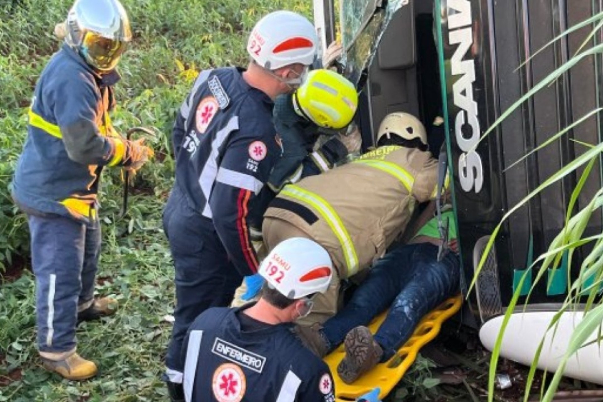 Motorista fica preso em caminhão após tombamento em estrada no interior de Santa Helena