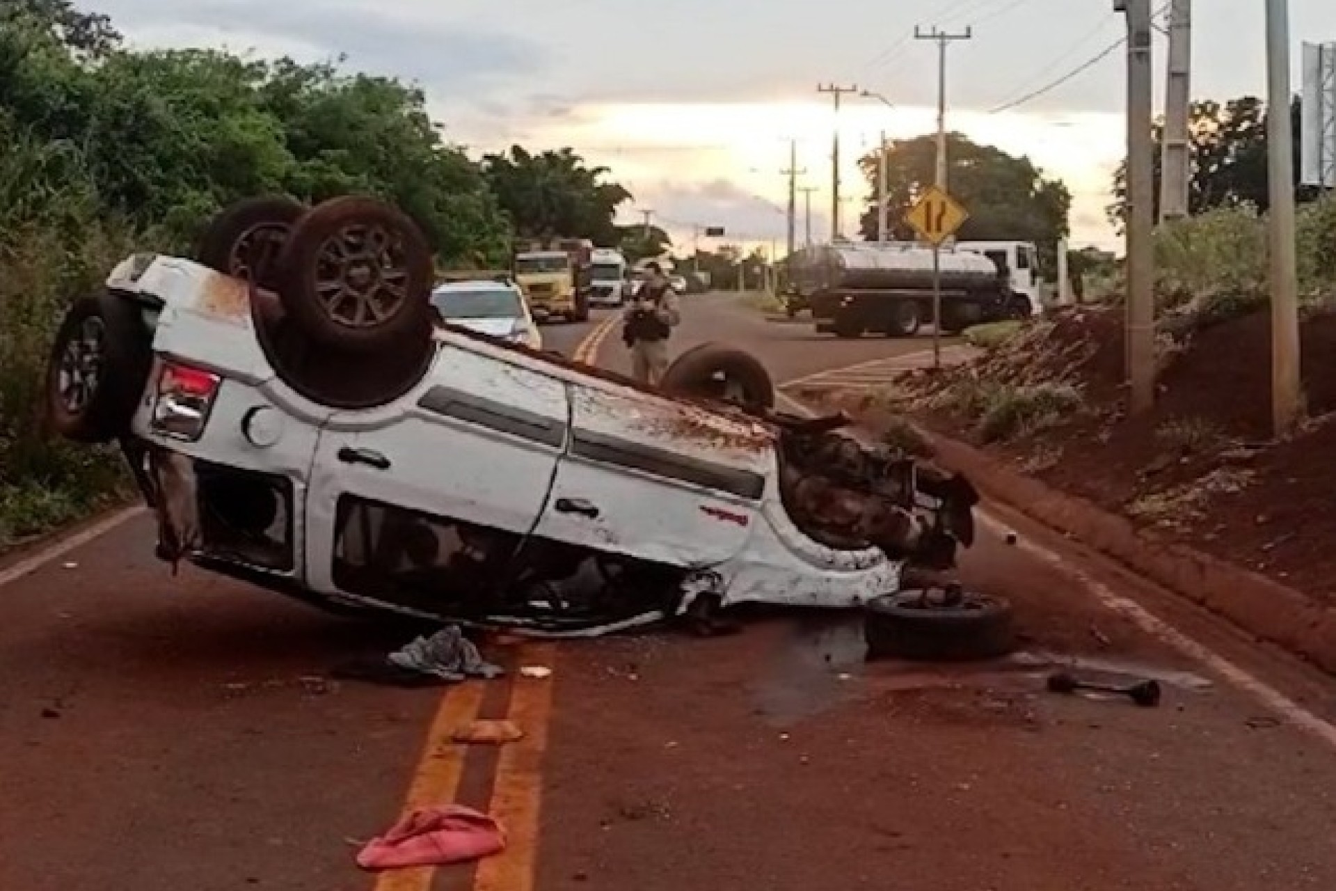 Mulher fica ferida após carro bater contra barranco e capotar