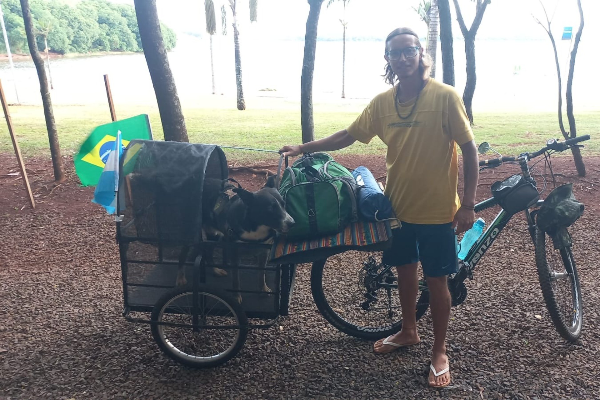 O argentino Christian Manuel Villalba que está há dois anos viajando de bicicleta passou por Missal