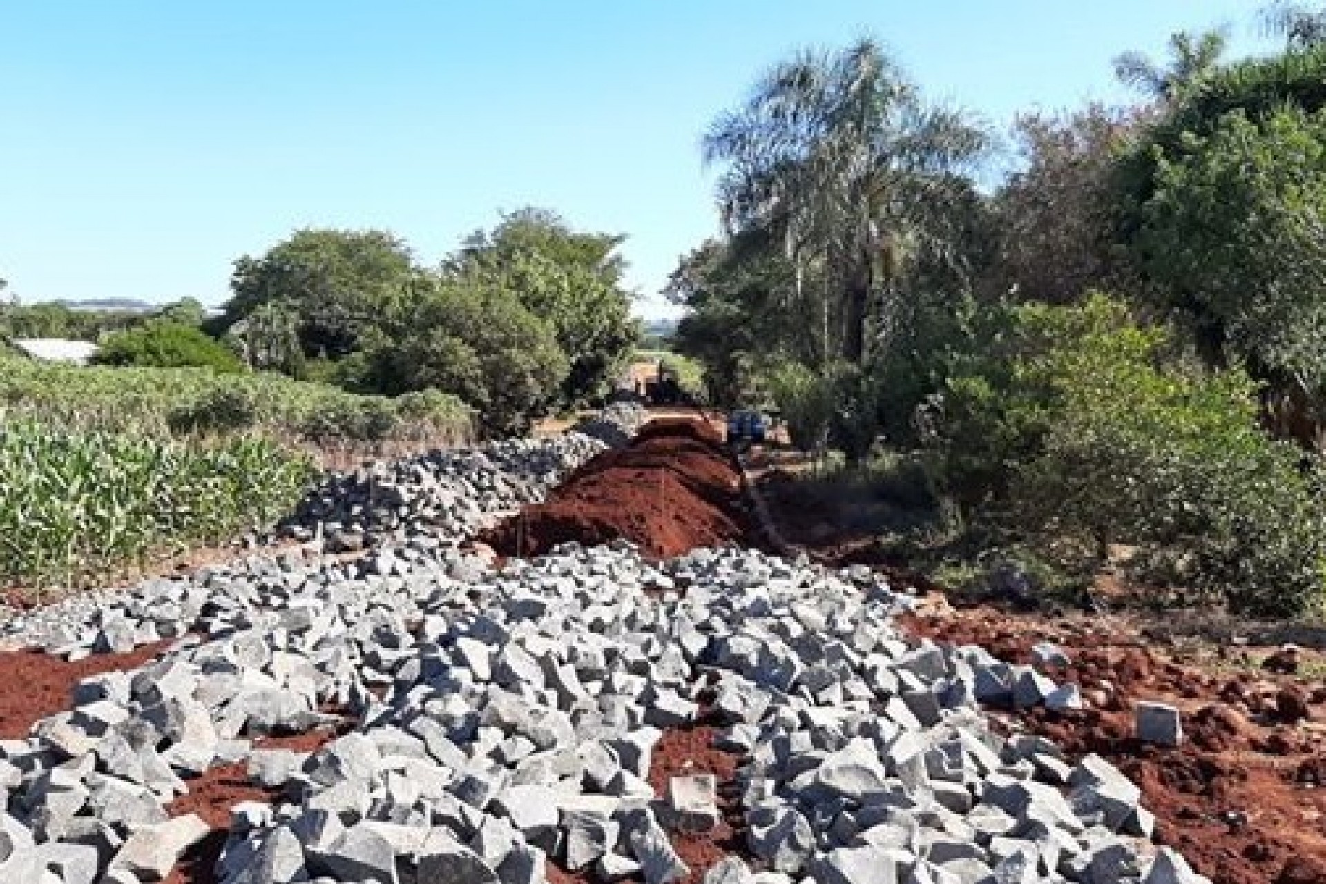 Pavimentação Poliédrica em Estrada Rural de Missal iniciou nesta semana