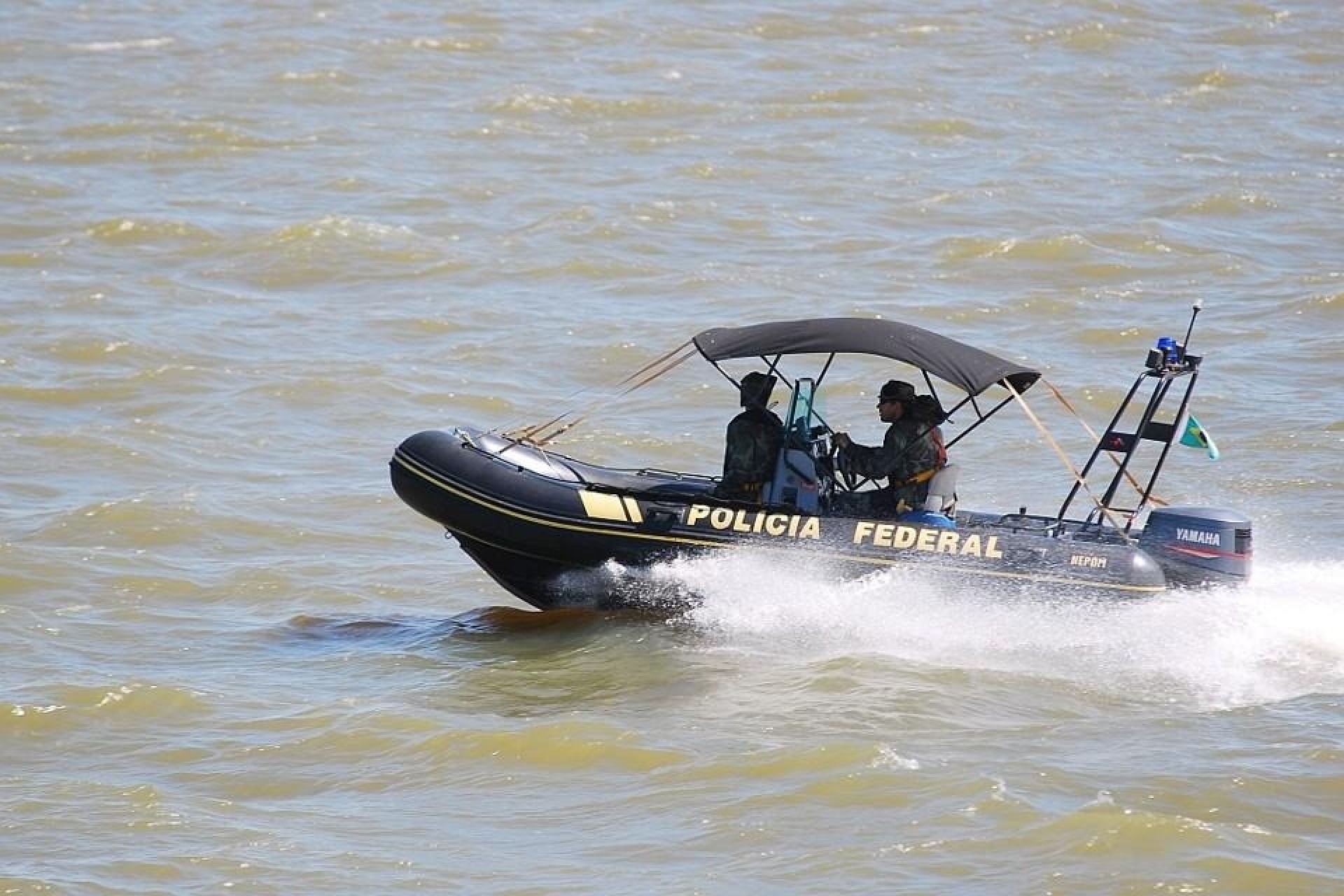 Pescadores são resgatados após naufrágio no 