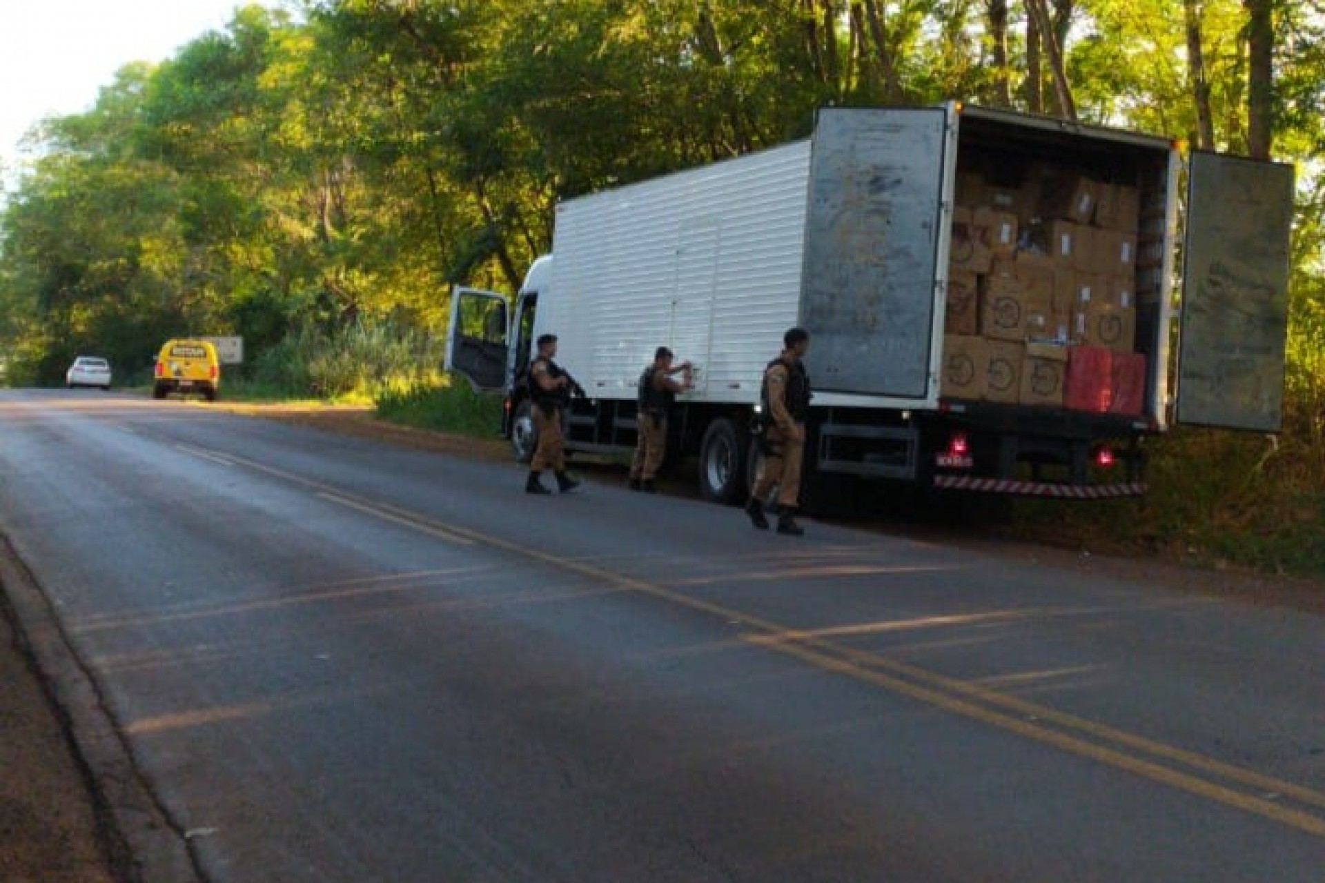 ROTAM apreende caminhão com cigarros contrabandeados do Paraguai em Missal