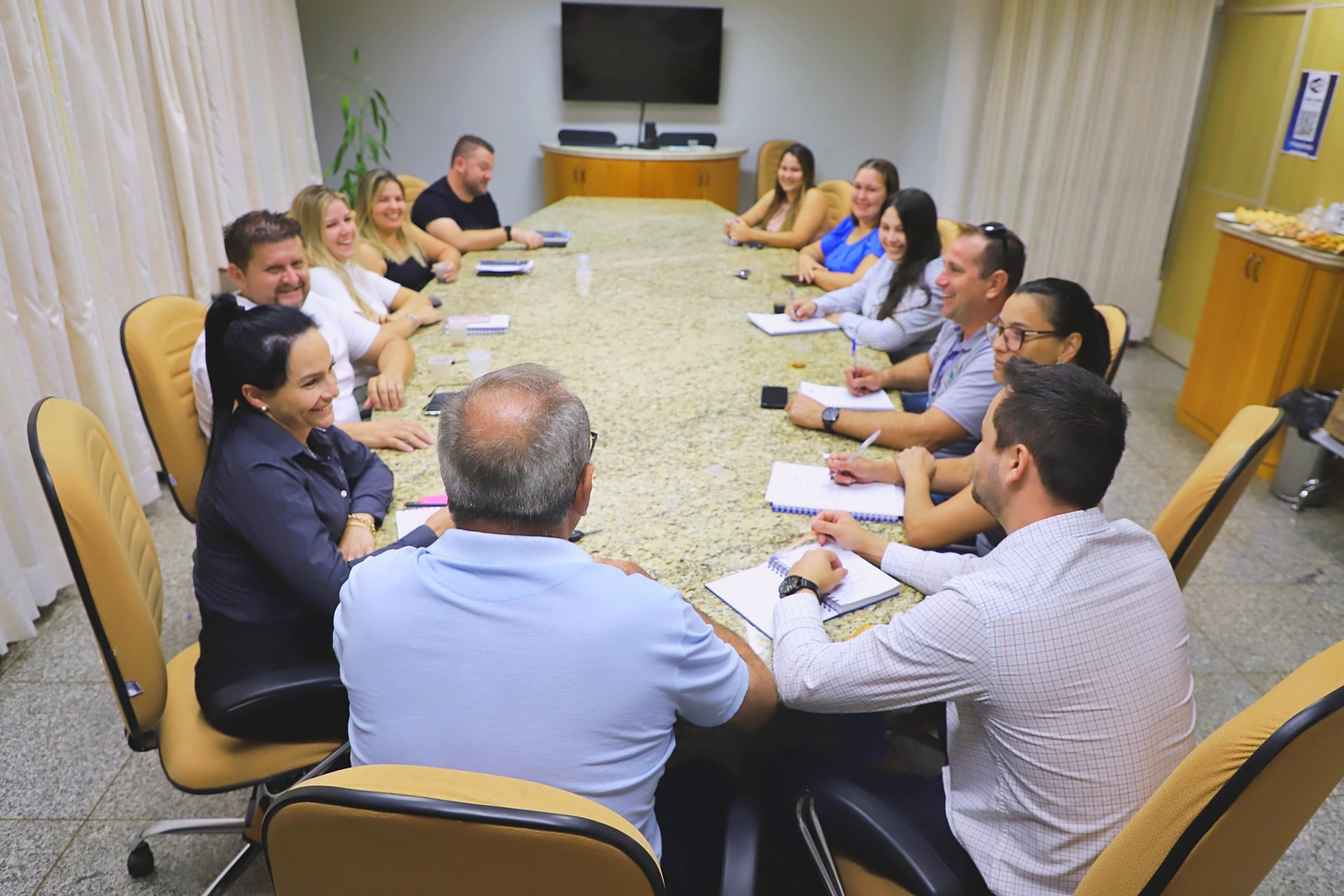 Secretário municipal Fernando Antunes se reúne com equipe de coordenação da saúde