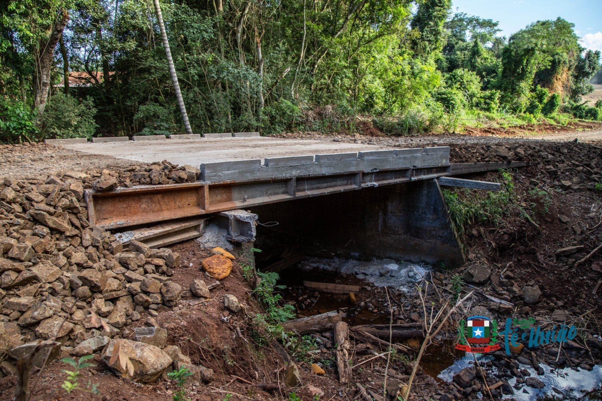 Sucatas de Postes de Energia Elétrica são usadas para construção de pontes em Missal