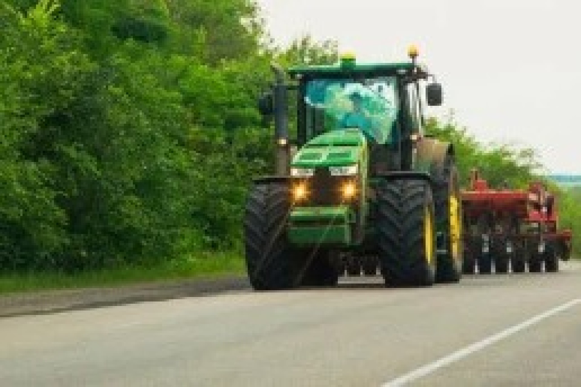 Trânsito de máquinas agrícolas em rodovias é regulamentado pelo Contran