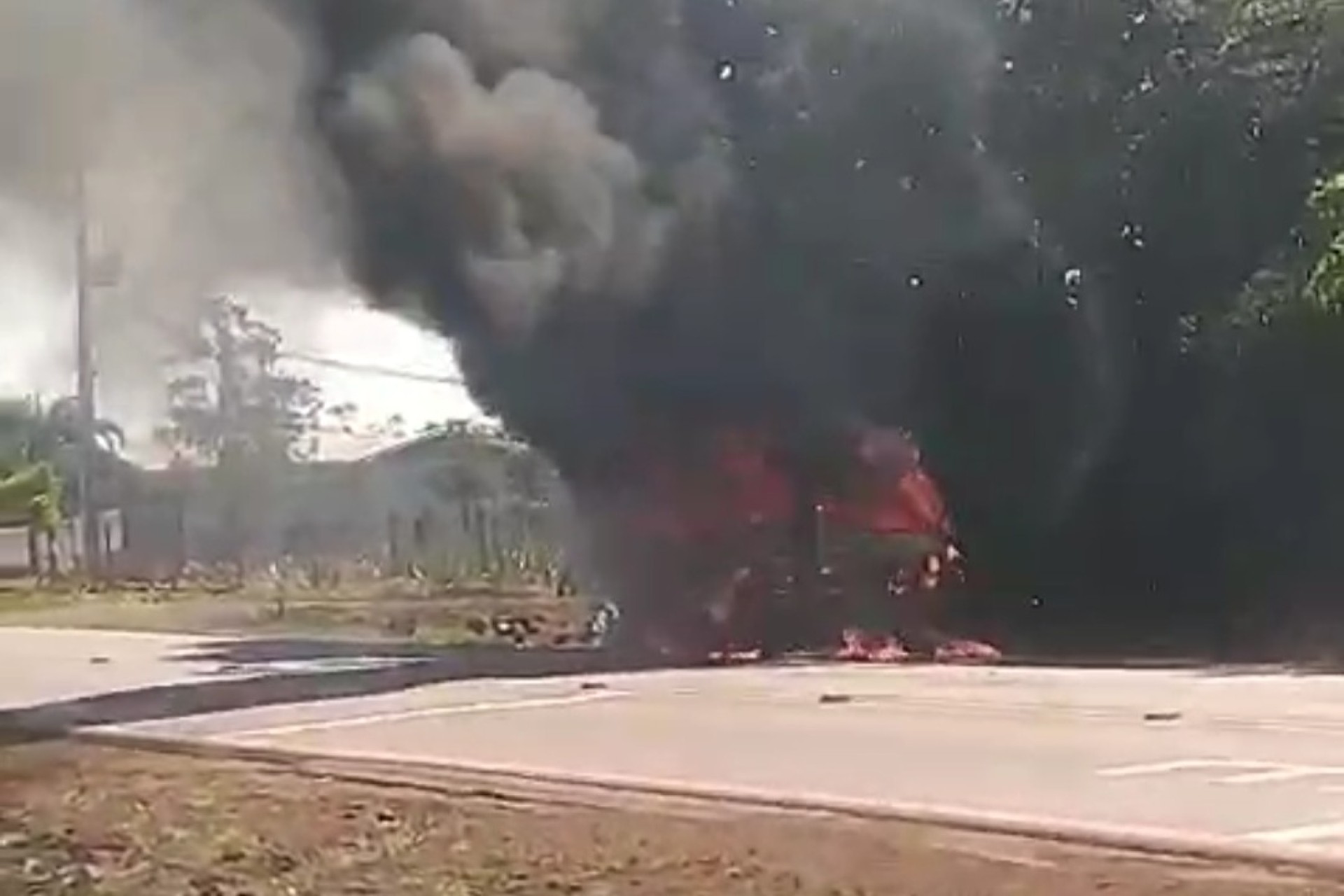 Van que seguia para Guaíra pega fogo em Missal