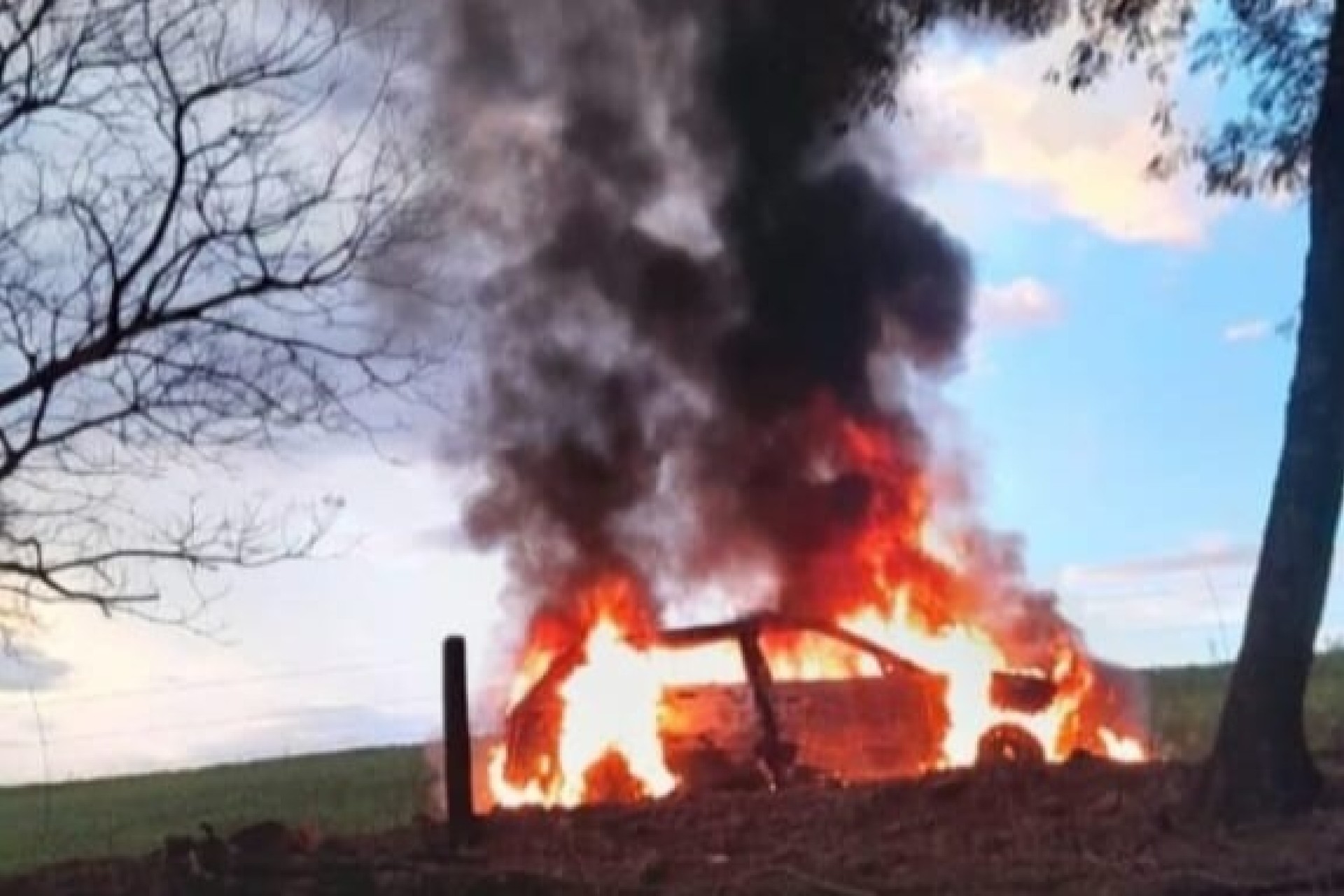 Veículo é completamente destruído por incêndio no interior de Medianeira