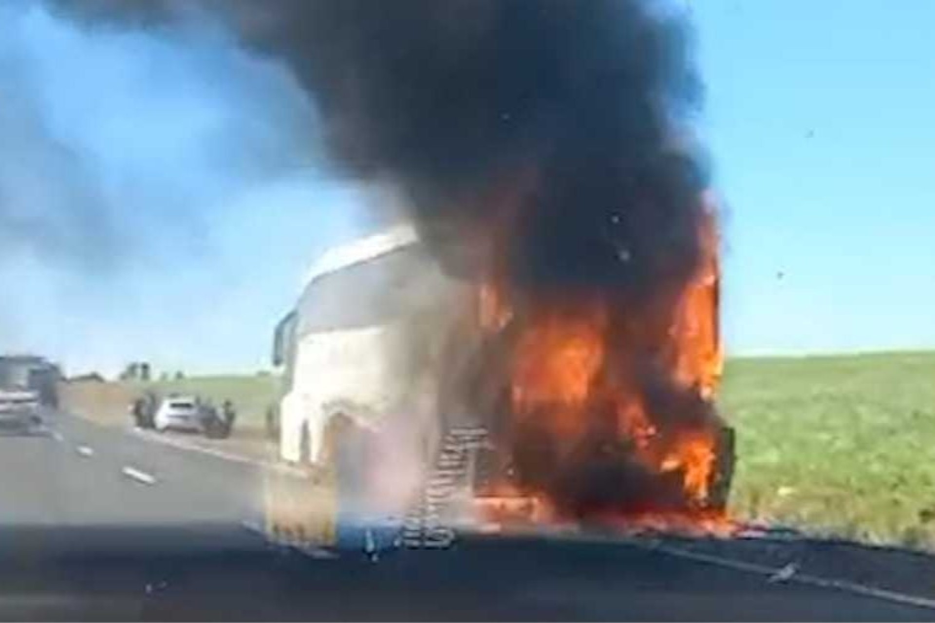 Vídeo: Ônibus Incendeia na BR-277 entre São Miguel do Iguaçu e Medianeira