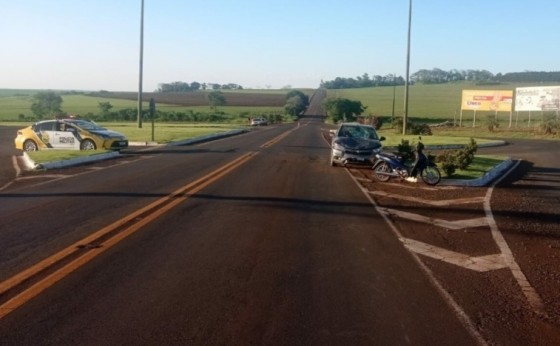 Acidente entre um veículo Onix e motocicleta Biz é registrado no trevo da PR 497 em Itaipulândia