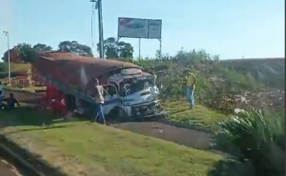 Acidente envolvendo dois caminhões é flagrado por condutores na PR-495