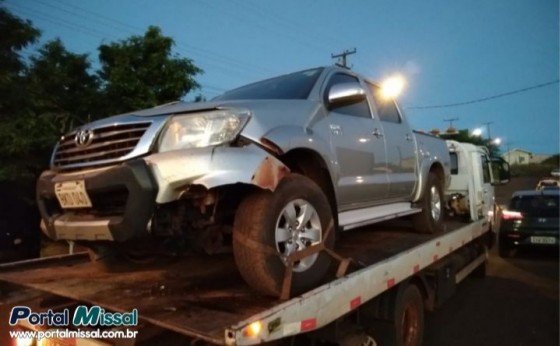 Assaltante colide em poste com caminhonete roubada após fugir da PM em São Miguel