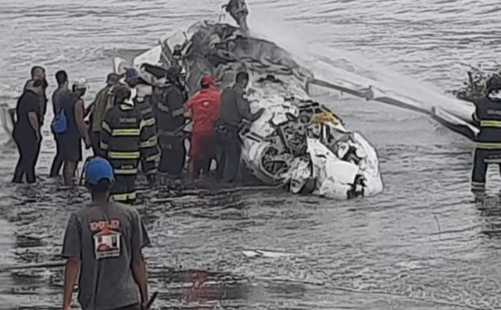 Avião com três adultos e duas crianças explode em praia e deixa 1 morto