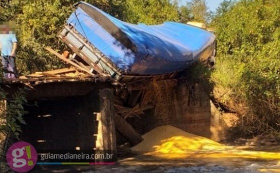 Caminhão quase cai em rio após ponte ceder no interior do município de Medianeira