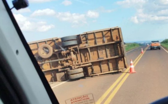 Caminhão tomba na PR-495; motorista sofre ferimentos leves