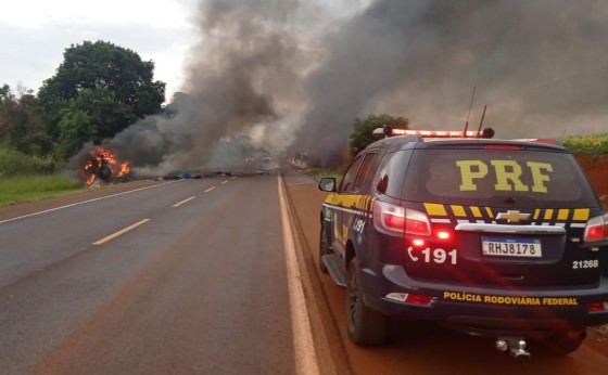 Caminhões e van pegam fogo em acidente na BR-369, no Paraná; vídeo