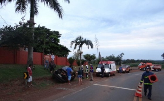 Capotamento é registrado na rodovia PR 317, curva do cemitério em Santa Helena