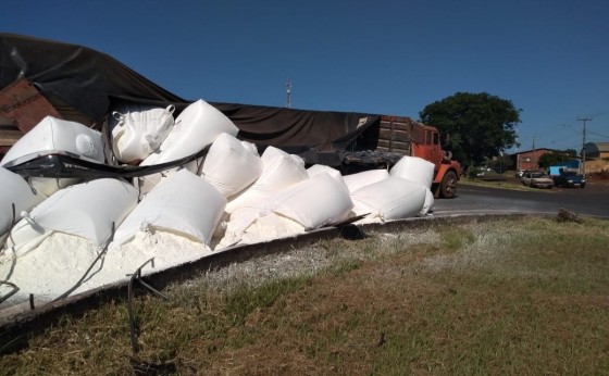 Carga de farinha se desprende e cai de carreta em São Miguel do Iguaçu