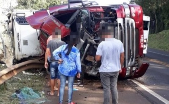 Carreta carregada de carne tomba na rodovia BR 277 entre Matelândia e Céu Azul